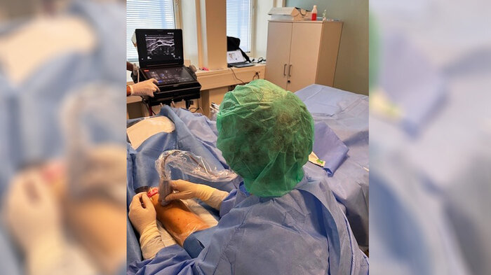 Bildet viser sykepleier som legger inn picc-line.