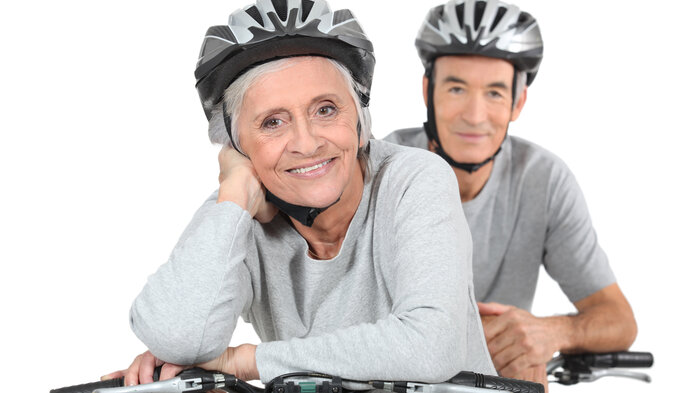 to eldre på sykkel bildet viser to eldre på sykkel