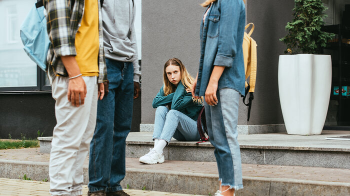 bildet viser ungdommer der en er utenfor