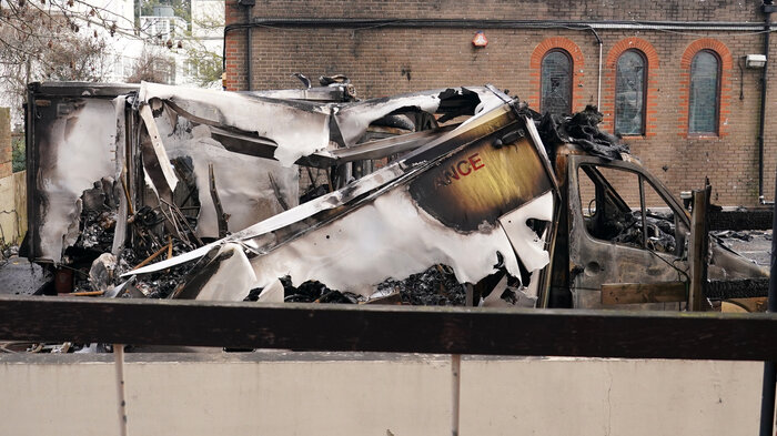 En av de utbrente ambulansene.