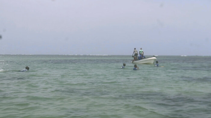 Dette bildet er fra en video tatt opp av Djiboutis kystvakt og viser redningsfolk som søker etter likene etter migranter som forliste i Rødehavet. Bildet er tatt 2. oktober 2024.