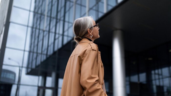 Bilde av kvinne foran forretningsbygg