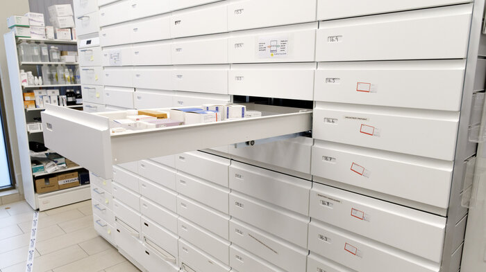 Bildet viser et apotek med medisin i skuffer.