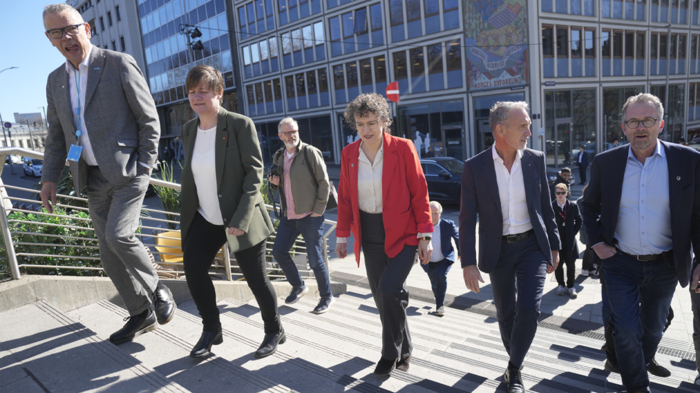 Bildet viser forhandlingslederne fra KS, LO, Unio, YS og Akademikerne før oppstartsmøtet for årets lønnsforhandlinger.