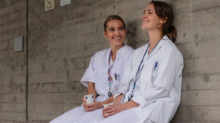 Bildet viser Sofia Tjelta og Elpida Stojcevska spiller to av hovedkarakterene i NRKs sykehusserie «LIS», som har fått gode seertall etter premieren.