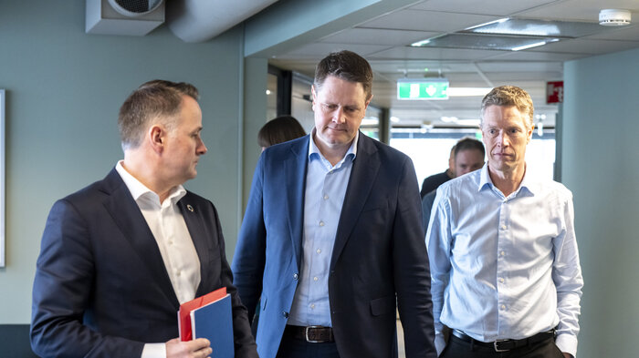 Riksmekler Mats Wilhelm Ruland sammen med leder i Fellesforbundet, Christian Justnes og leder i Norsk Industri, Harald Solberg