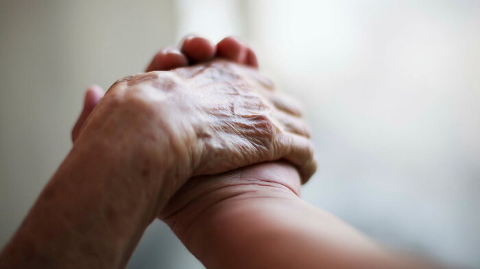 Bilde av to hender som holder hverandre