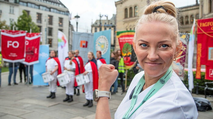 Bildet viser Lill Sverresdatter Larsen foran Stortinget