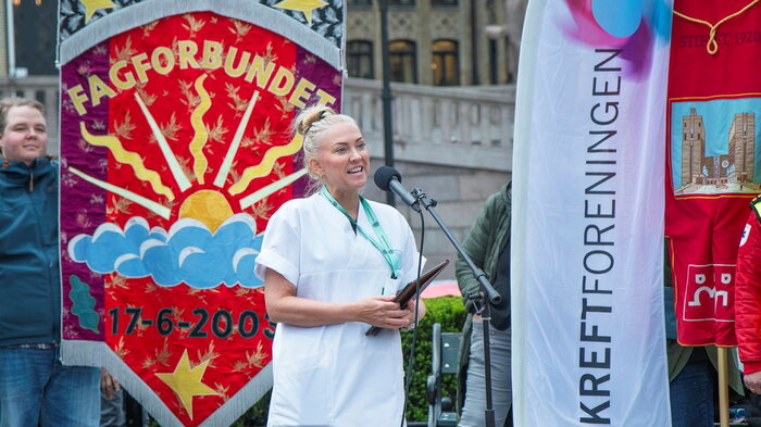 Bildet viser NSF-leder Lill Sverresdatter Larsen foran Stortinget