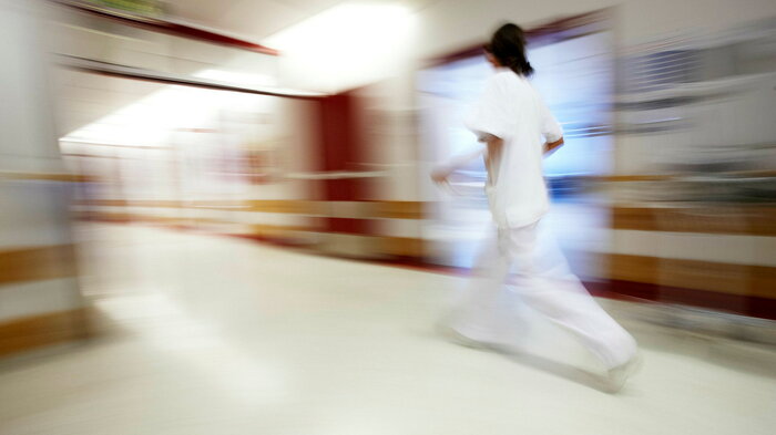 sykepleier som løper