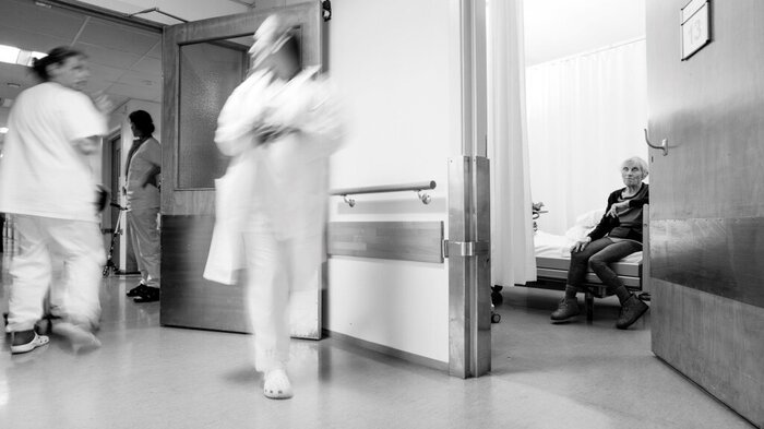Bildet viser en travel sykehuskorridor