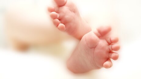 Bildet viser føttene til en liten baby
