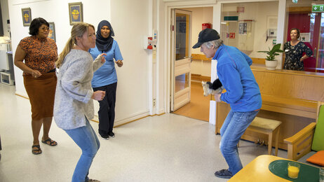 Bildet er fra tv-serien Helene sjekker inn og viser Helen Sandvig som danser med beboere på Villa Enerhaugen
