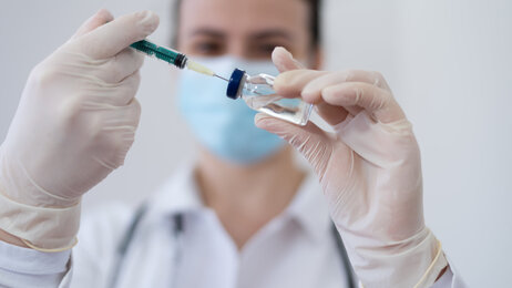 Bildet viser en sykepleier med covid-19 vaksine