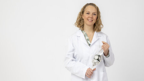 Bildet viser Maren Falch Lindberg, sykepleier og forsker, med en kneprotese
