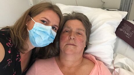 Bildet viser intensivsykepleier Kjersti Martin sammen med sin mor som har fått hjerneblødning. De er på sykehuset.