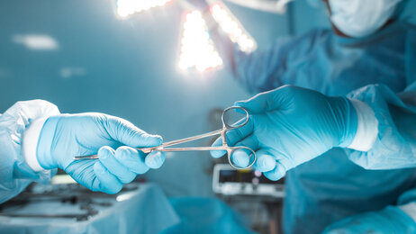 Bildet viser en operasjonssaks som skifter hender på operasjonsstuen