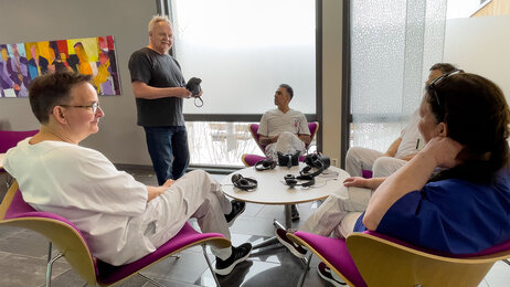 Bildet viser en gruppe sykepleiere som jobber med VR-utstyr