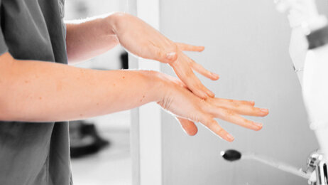 Bildet viser en sykepleier som vasker hender