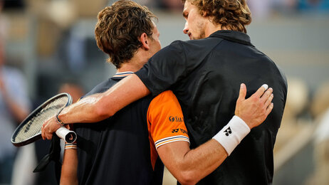 Bildet viser tennisspillerne Casper Ruud og Alexander Zverev. Zverev holder armen vennskapelig rundt Ruud etter French Open.
