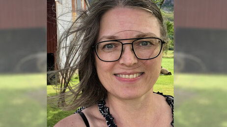 Bildet viser Monika Sørsæther i sommerlige omgivelser