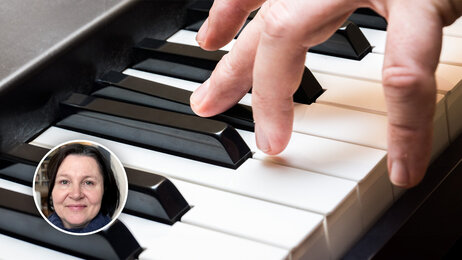 Bildet viser fingre på tangentene på et piano.