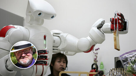 Bildet viser en robot som hjelper til med å forberede mat