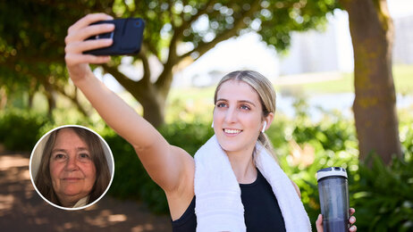 Bildet viser en ung kvinne som trener og som tar en selfie av seg selv