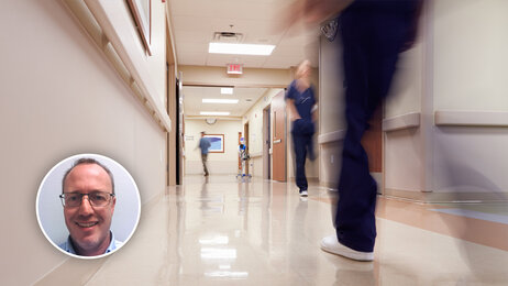 Bilder viser korridoren på et sykehus hvor mennesker løper forbi.