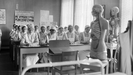 Bilde viser studenter ved Menighetssøsterhjemmet i 1941.
