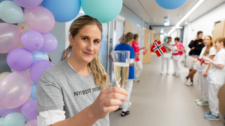 Bilde viser Martine Kortgaard Alm med bobler og ballonnger.