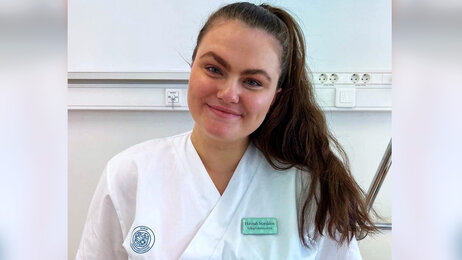 Bildet viser Hannah Marie Stordalen i sykepleieruniform