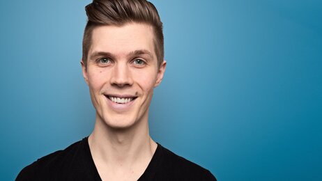 Bildet viser et portrett av Tom Bråten