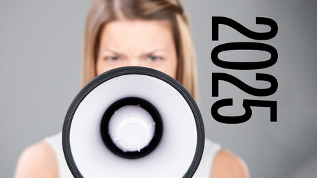 Bilde av sykepleier med megafon