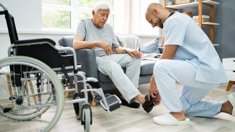 Bildet viser helsearbeider på eldrehjem