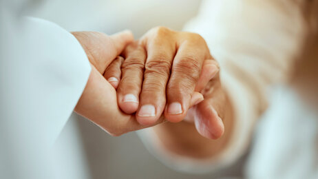 Bildet viser hender som holder rundt hverandre