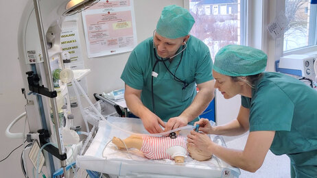 Anestesisykepleiere simulerer på babydukke Bildet viser to anestesisykepleiere som simulerer på en babydukke