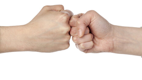 Bildet viser to knyttnever mot hverandre