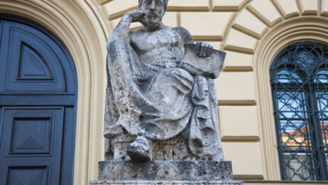 Bildet viser en statue av Hippokrates