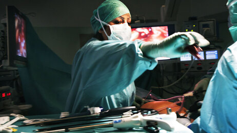 Bildet viser en operasjonssykepleier som utfører en kikkhullsoperasjon