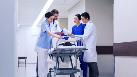 Sykepleier og leger samarbeid om behandling av en pasient