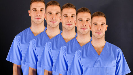Bilde av flere mannlige helsefagarbeidere