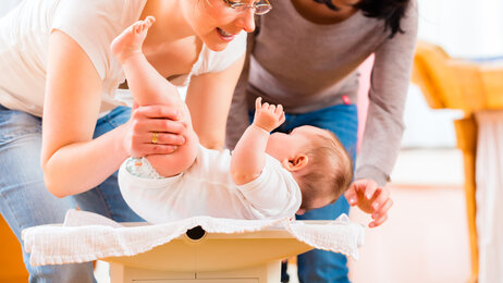 Bildet viser helsesøster på hjemmebesøk hos mor og baby.(Illustrasjonsfoto: Colourbox) 