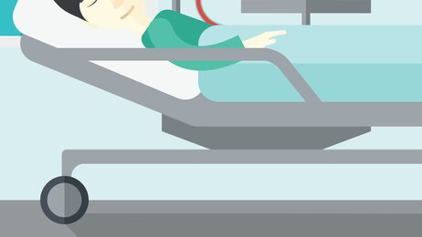 Bildet viser en kvinne som tilsynelatende sover i en sykehusseng.