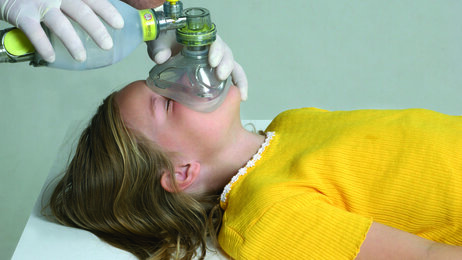 Bildet viser et barn som blir ventilert med maske-bag