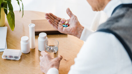 Eldre mann tar mange medisiner