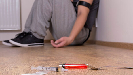 Bildet viser en person som har satt en sprøyte med et narkotika.