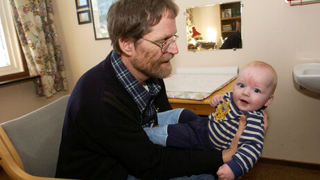 Ola Berglund, landets første mannlige helsesøster med baby, Halden