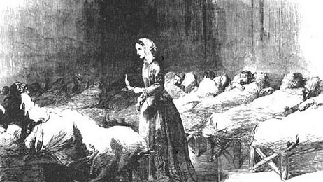 Bildet viser en skisse av Florence Nightingale omringet av sårete soldater.