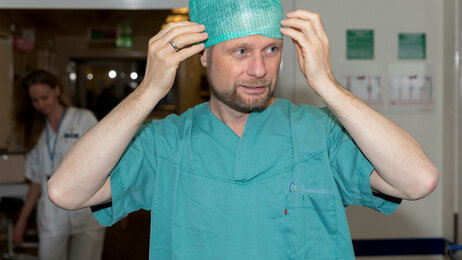 Bildet viser Bent Høie som besøker Intervensjonssenteret ved Rikshospitalet.